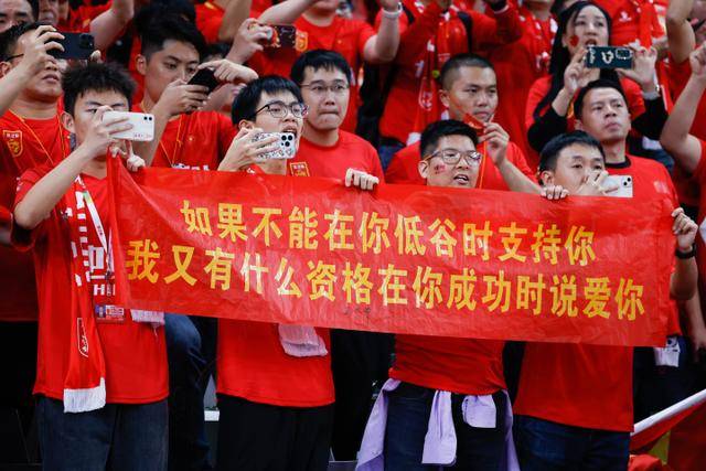 斯诺克世锦赛：16强战赵心童丁俊晖首阶段战平